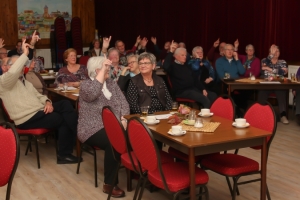 De zaal stemt